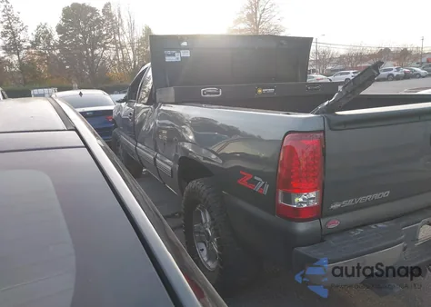 2000 Chevrolet Silverado 1500 Ls z USA, uszkodzony, nr VIN 1GCEK19T1YE130841